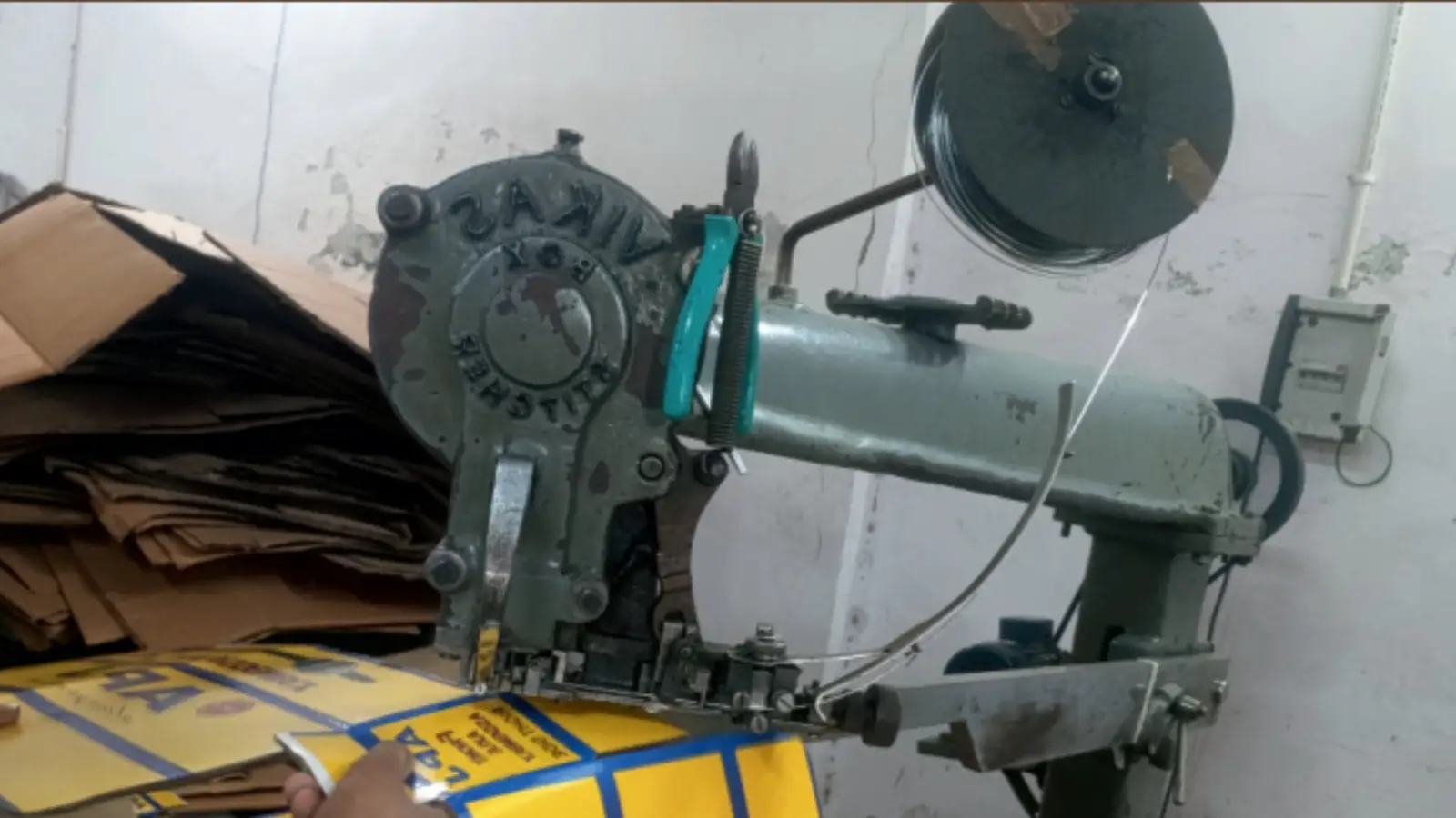 Manual stitching machine for secure carton jointing and reinforced box structure